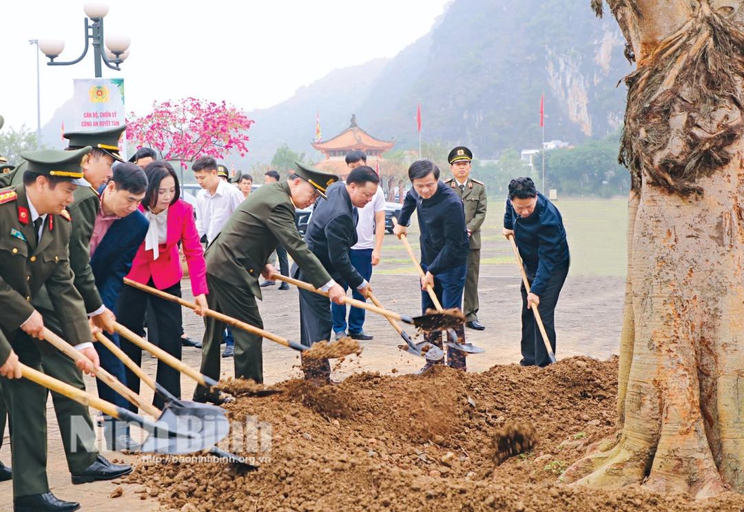Minister of Public Security attends tree planting festival in Ninh Binh