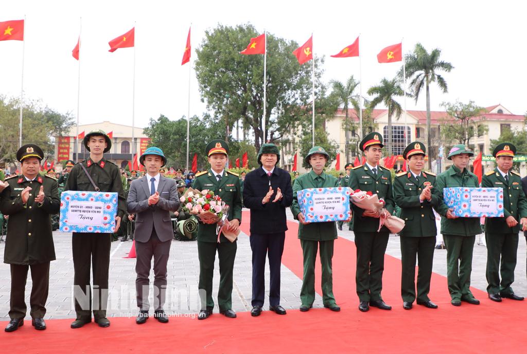 Over 1,700 young people in Ninh Binh set off for military and public security services