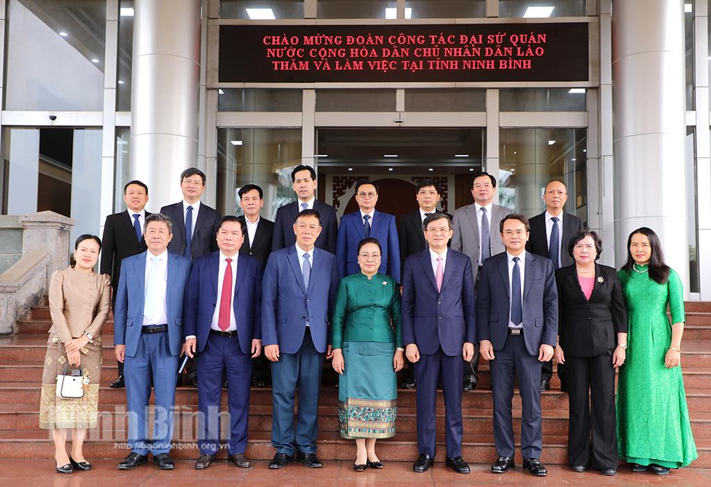 Secretary of provincial Party Committee receives Lao Ambassador