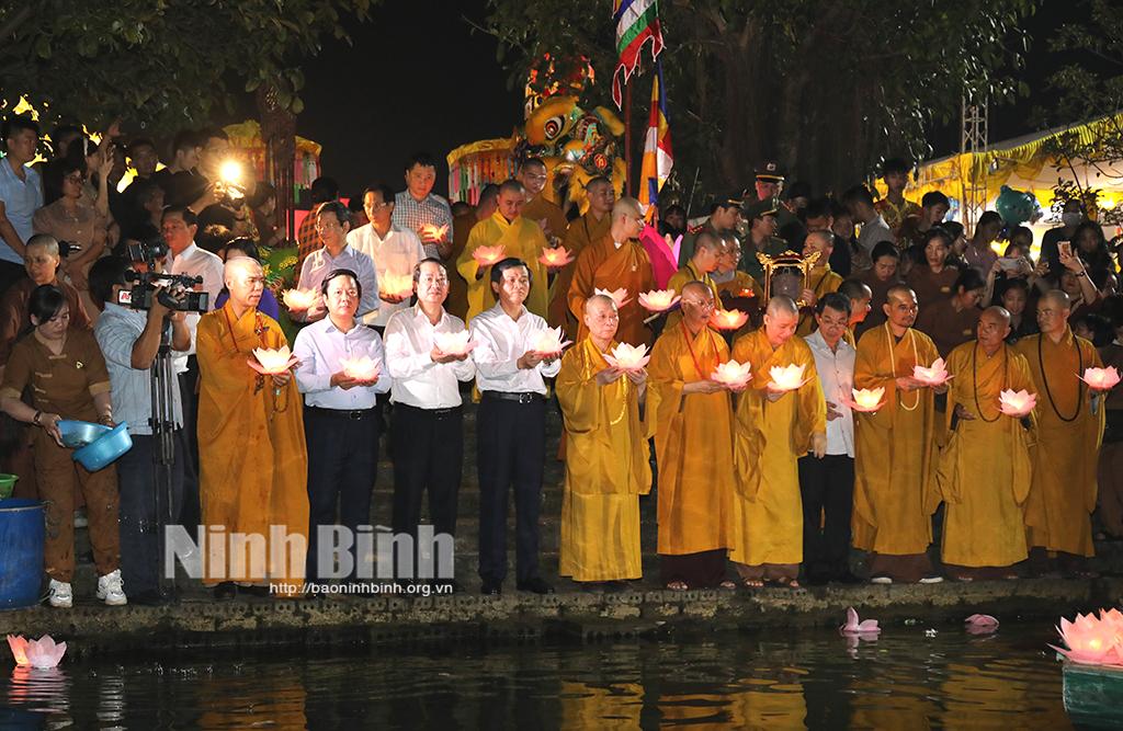 Requiem and festival of flower garlands and coloured lanterns held in Ninh Binh