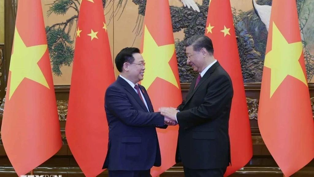 National Assembly Chairman Vuong Dinh Hue meets Chinese Party General Secretary and President Xi Jinping