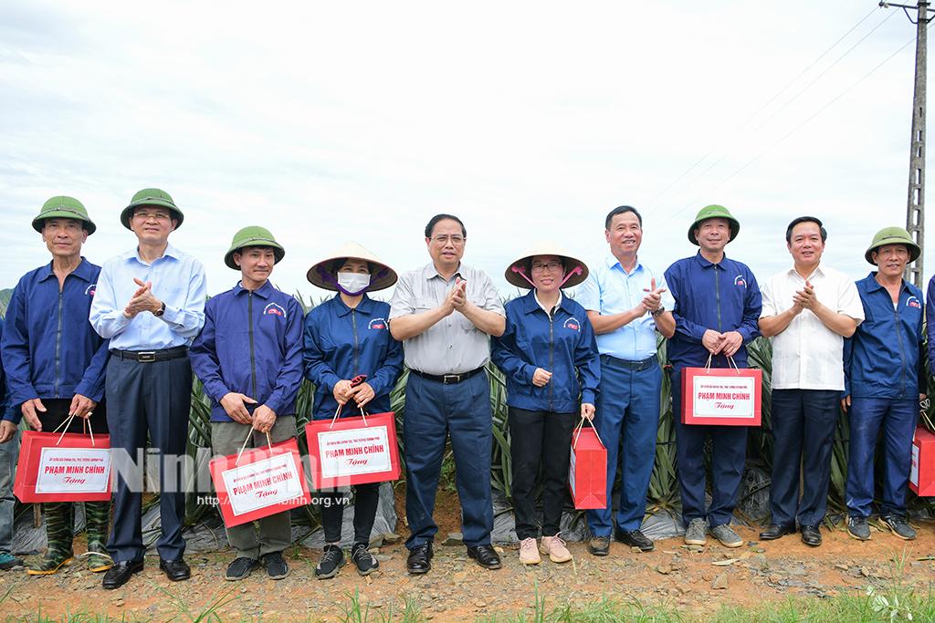 PM tours key socio-economic facilities in Ninh Binh