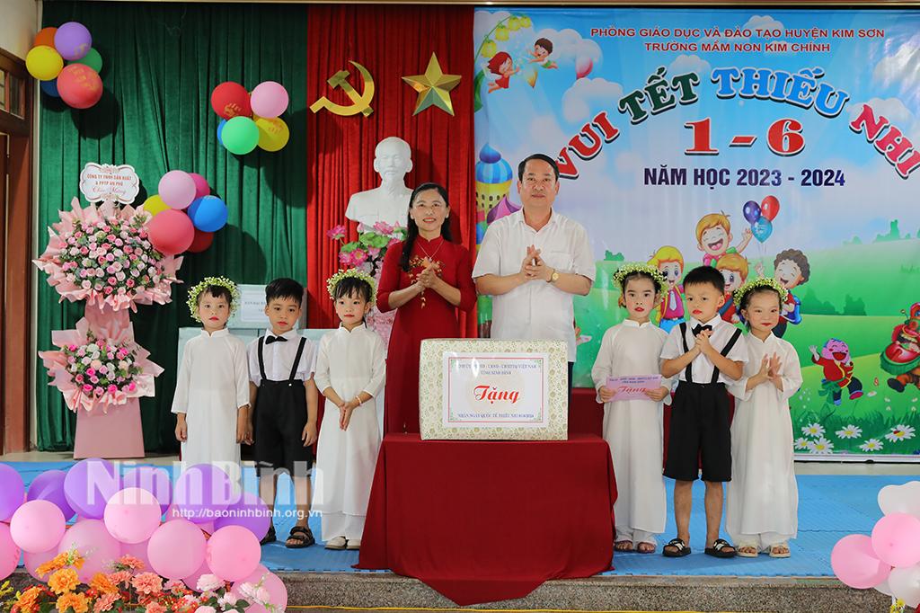 Provincial leaders present gifts to kids on International children's Day