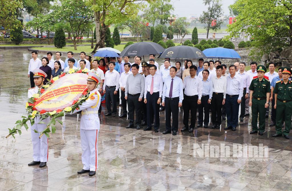 Ninh Binh's leaders offer incense to mark 70th anniversary of the Dien Bien Phu Victory