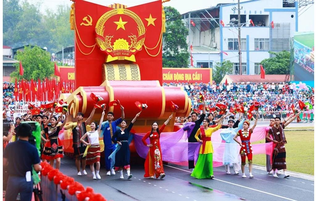 Grand ceremony, parade mark 70th anniversary of Dien Bien Phu Victory