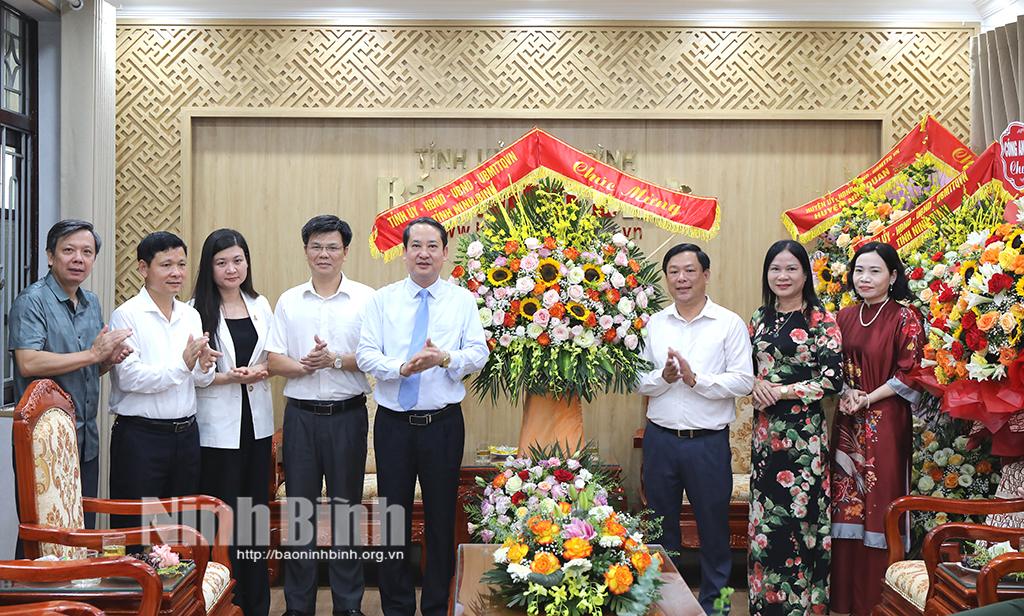 Ninh Binh leaders extend greetings press agencies on 99th anniversary