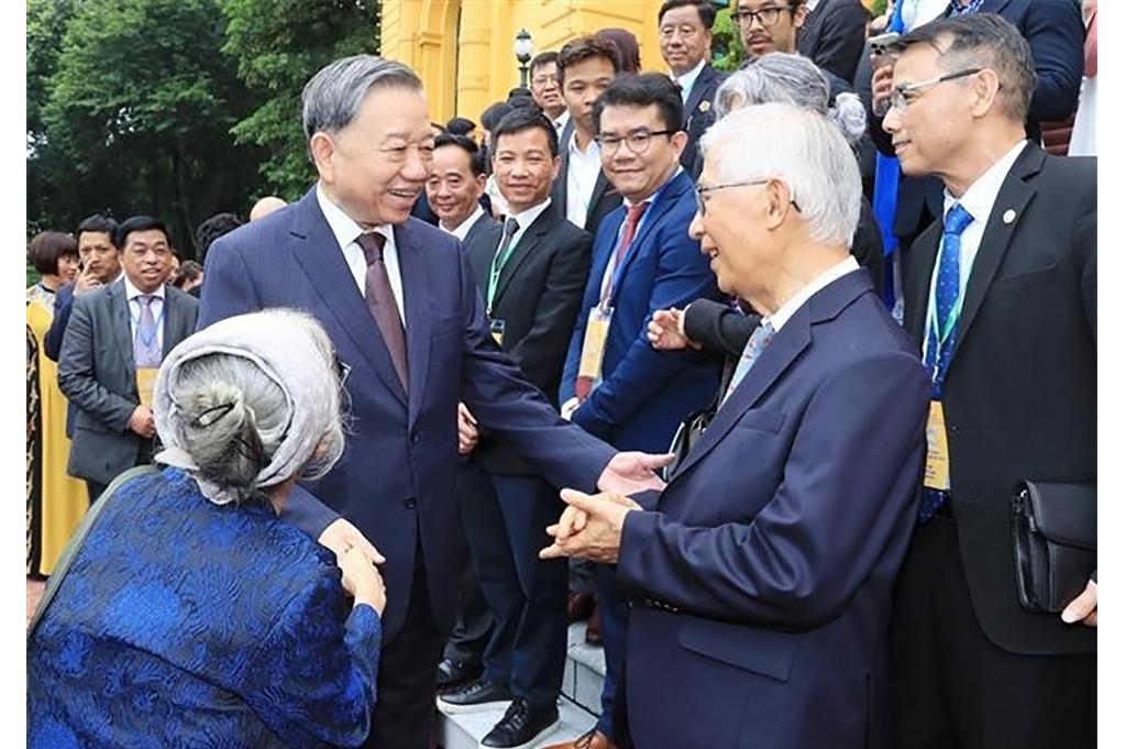 Party General Secretary, President meets with outstanding overseas Vietnamese