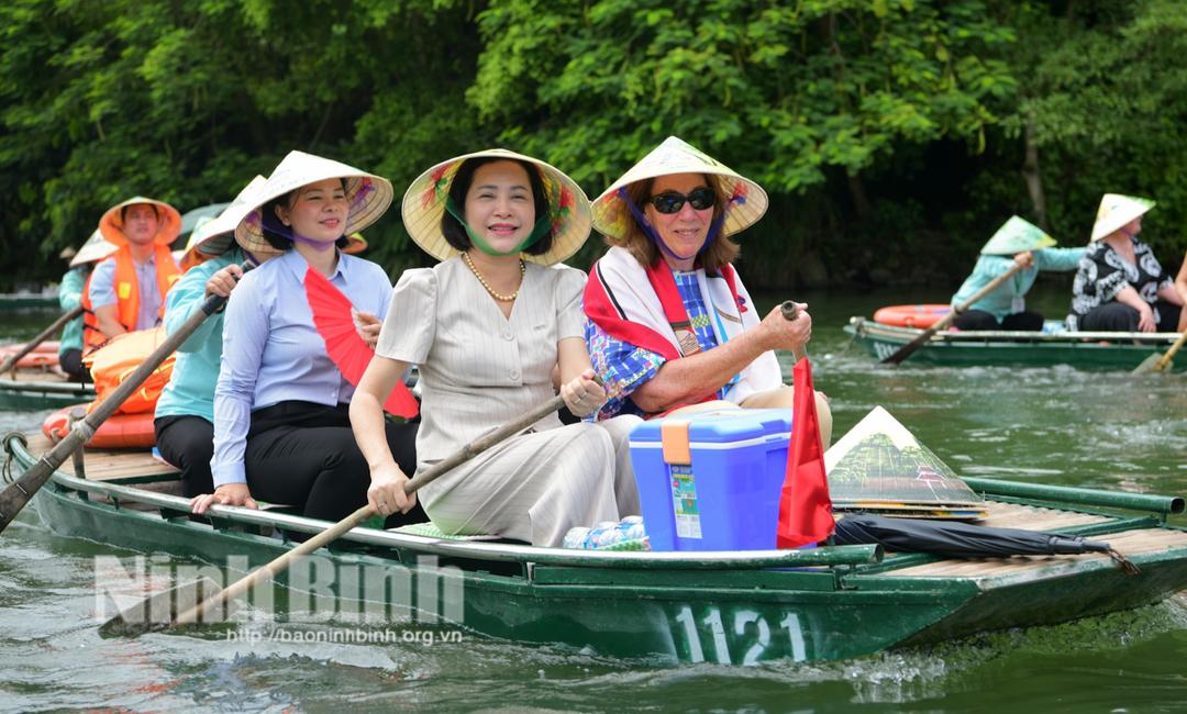 Australian Senate President visits Trang An ecotourism site in Ninh Binh