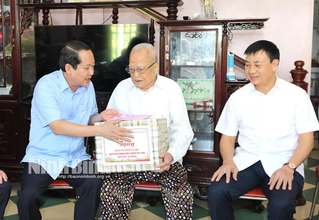 Ninh Binh leaders visit and present gifts to revolution contributors