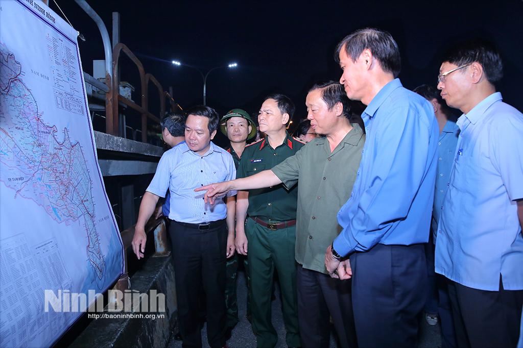 Deputy PM inspects flood prevention and control in Ninh Binh