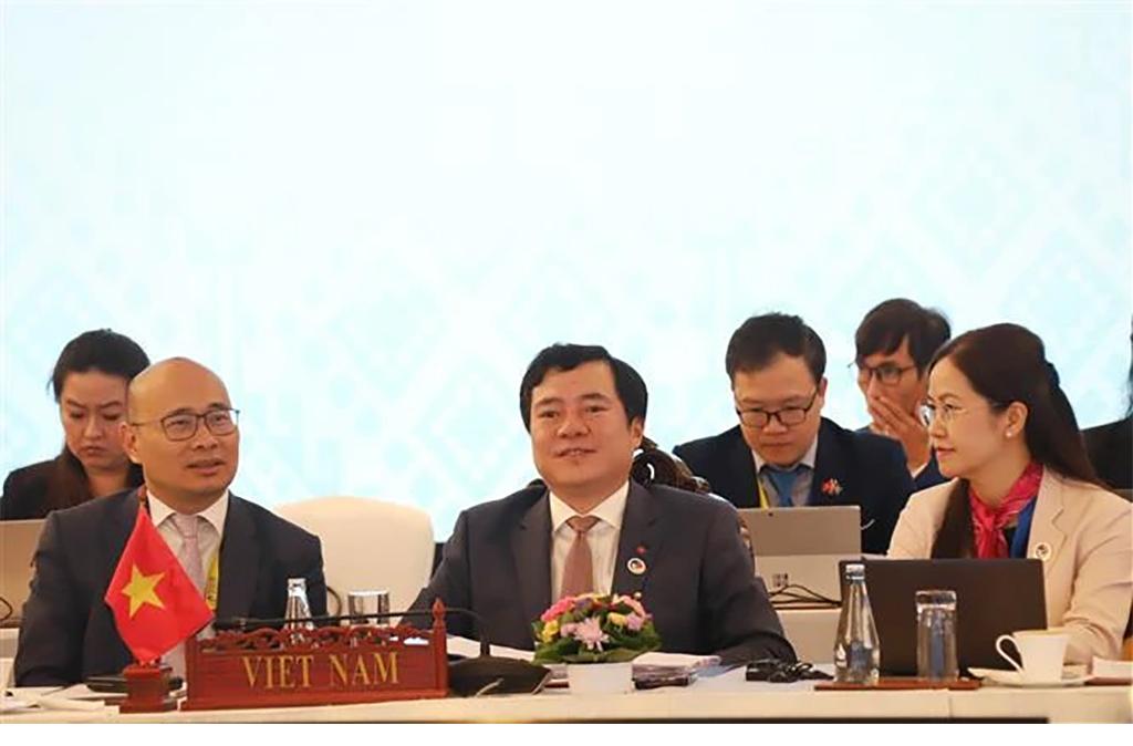 Vietnam champions ASEAN economic integration at AEM 56 in Laos