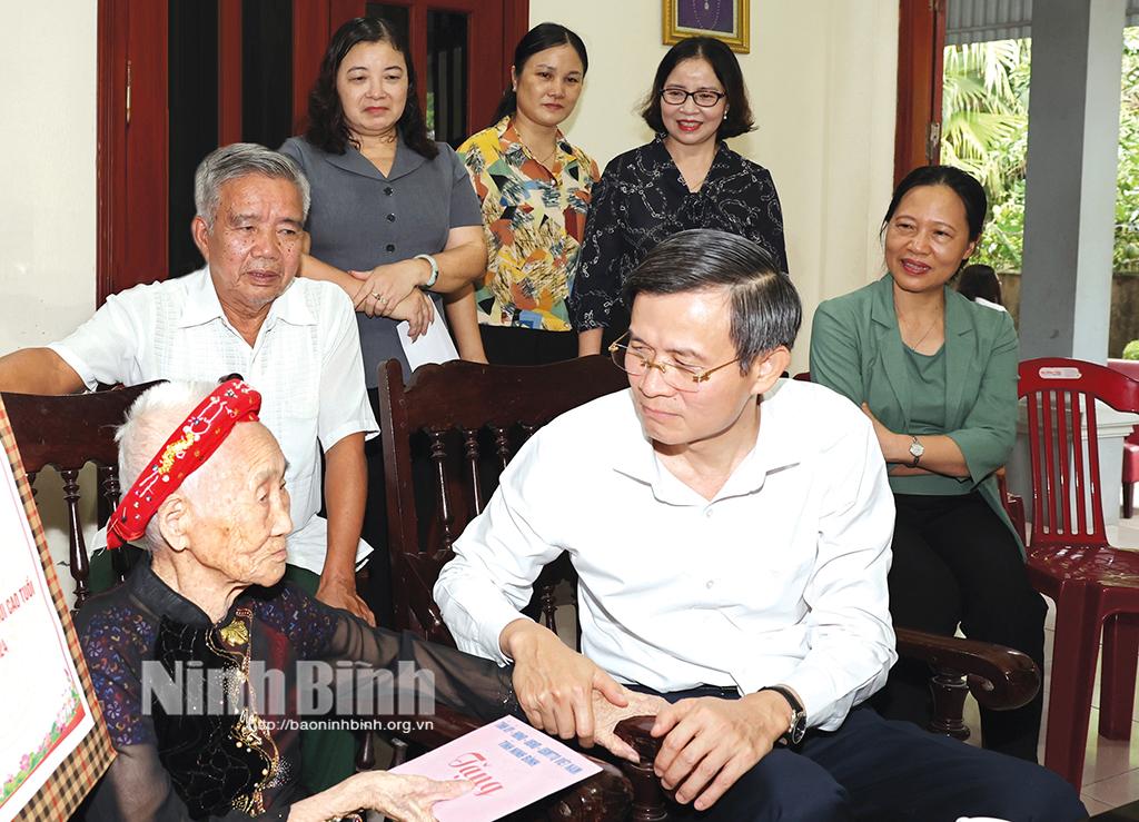 Secretary of provincial Party Committee visits and presents gifts to elderly people