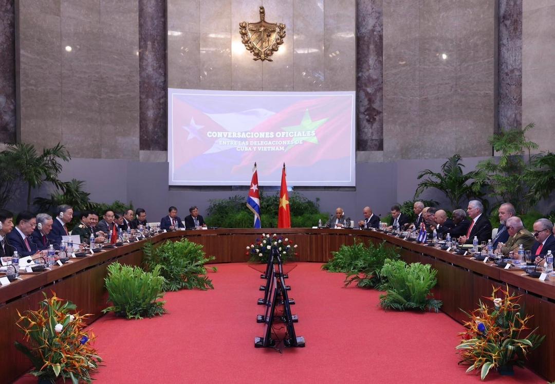 Top leaders of Vietnam, Cuba hold talks in Havana