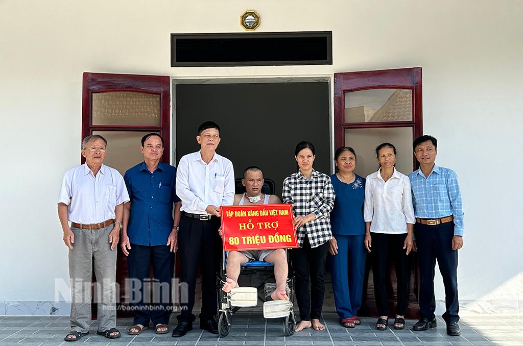 Mobilising social resources to build new house for benificiaries in Yen Mo commune.