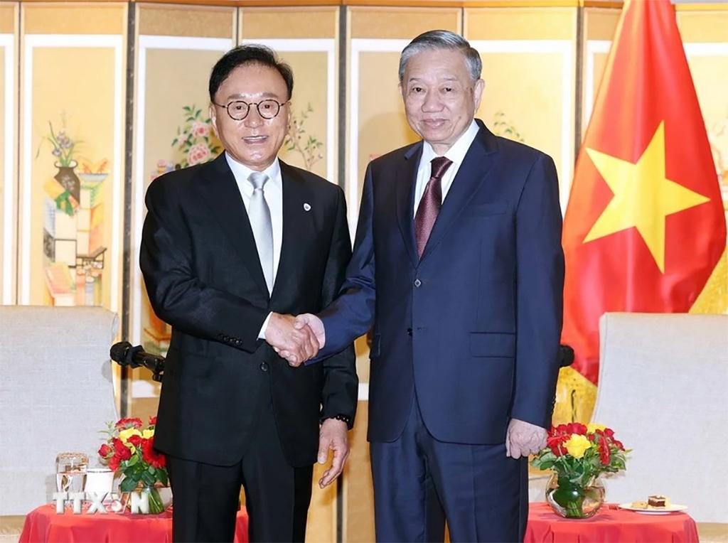 Party General Secretary To Lam (R) meets with former Honorary Consul General of Viet Nam to the Republic of Korea (RoK) Park Soo Kwan (Photo: VNA)