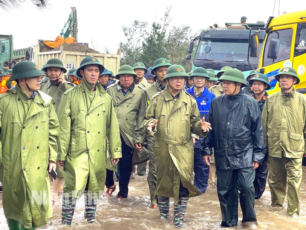 The Deputy PM inspects the scene of the landslide section of Hai Thinh 3 sea dike.