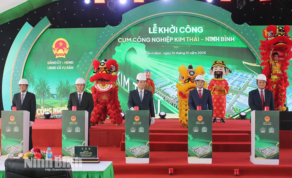 Delegates press buttons to start construction at Kim Thai industrial cluster in Vu Ban commune.