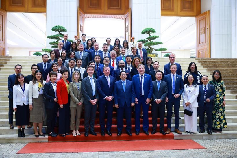 Prime Minister Pham Minh Chinh and the delegation of the EU-ASEAN Business Council (EU-ABC) and the European Chamber of Commerce in Vietnam (EuroCham) on November 27. (Photo: VNA)
