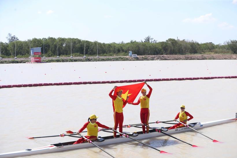 Bui Thi Thu Hien, Nguyen Giang, Dinh Thi Hao, and Pham Thi Hue celebrate after winning gold in the women’s quadruple sculls final at the 33rd SEA Games. ( Photo: VNA)