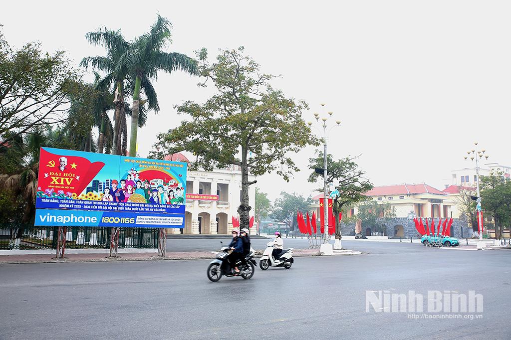 Decorative installations welcoming the 14th National Congress appear across the province's street.