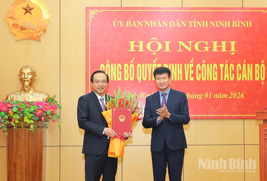 Chairman of provincial people's committee Tran Huy Tuan handed over the PM's Decision to Dang Thanh Son.