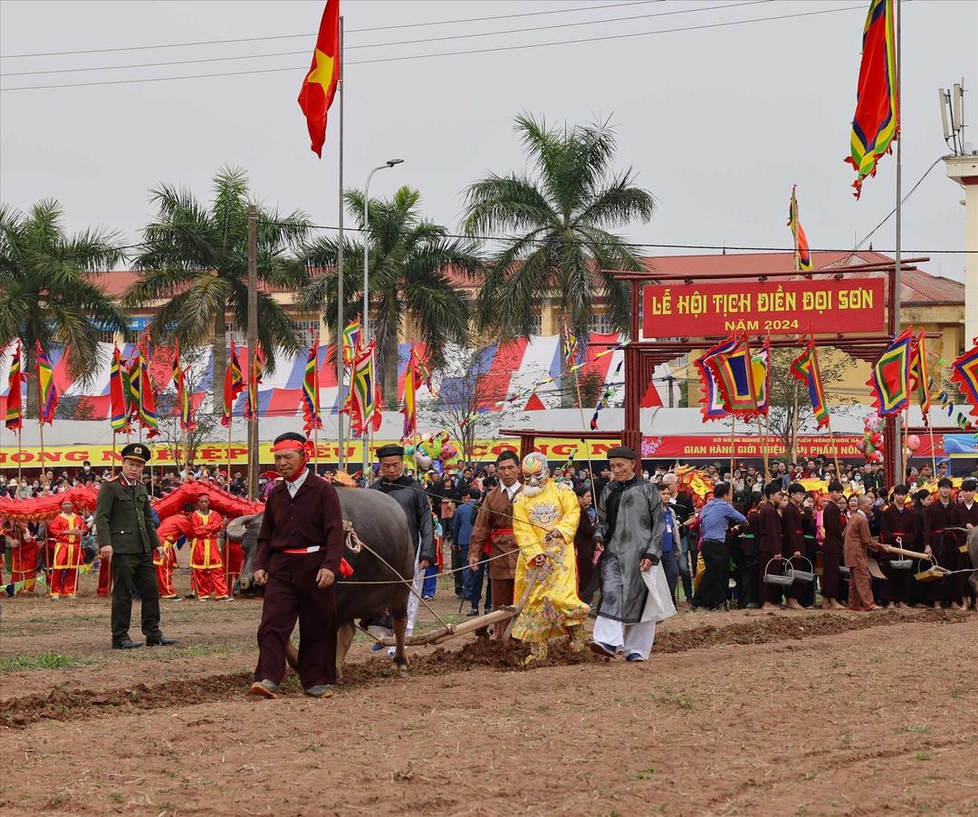 The ritual reinacts King Le Dai Hanh ploughing to encourage farmers to work diligently at the festival.