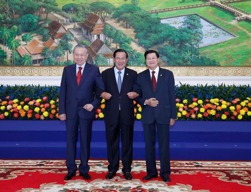 General Secretary of the Communist Party of Vietnam To Lam (first, left), President of the Cambodian People’s Party Hun Sen (middle) and General Secretary of the Lao People’s Revolutionary Party Thongloun Sisoulith meet in Phnom Penh on February 6. (Photo: VNA)