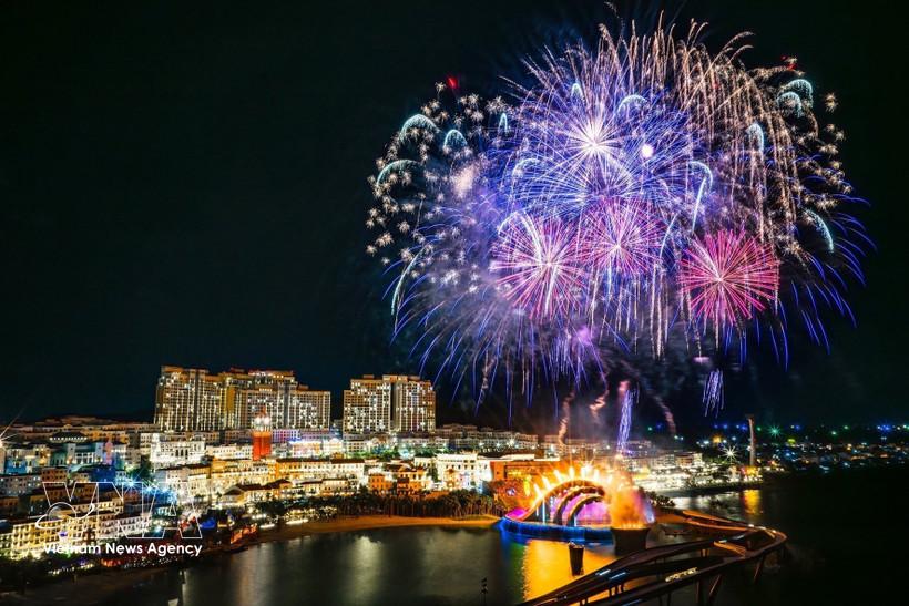 Spectacular fireworks over Kiss Bridge in Phu Quoc Special Zone of An Giang province. (Photo: VNA)