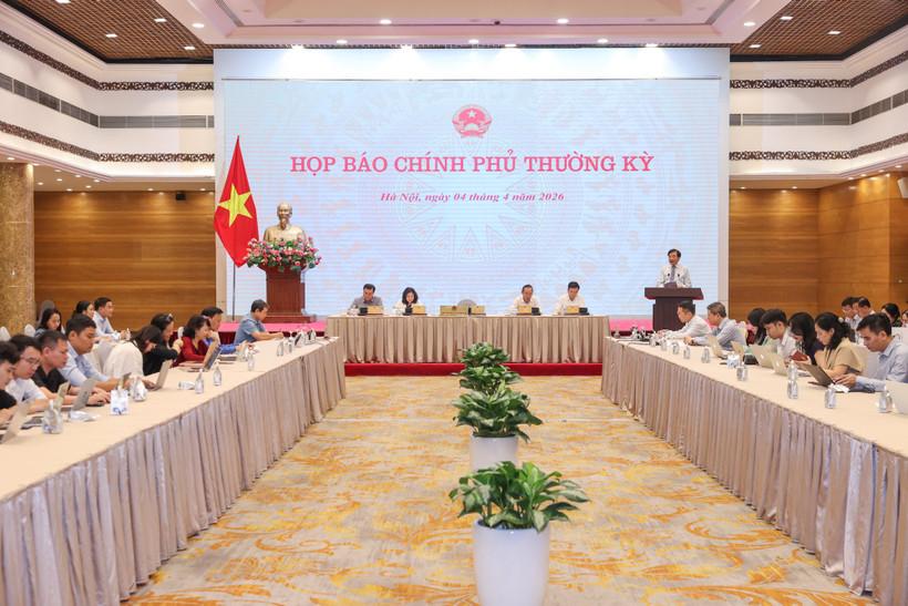 The monthly Cabinet press briefing on April 4 (Photo: baochinhphu,vn)