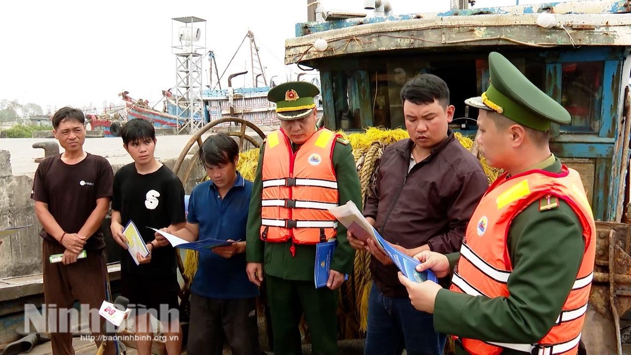 Officers from the provincial Border Guard popularise regulations on IUU fishing prevention and control.