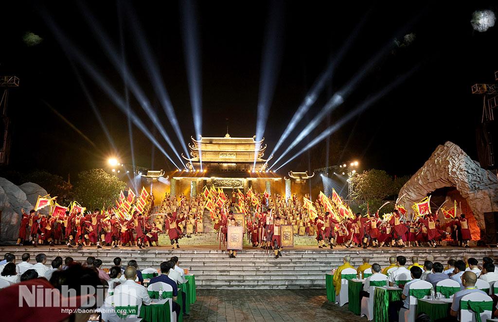 Special art programme reinacts scenes of daily life, rituals, and battles during the Dinh Dynasty, staged in a vast real-life setting, vividly recreating the historical atmosphere.