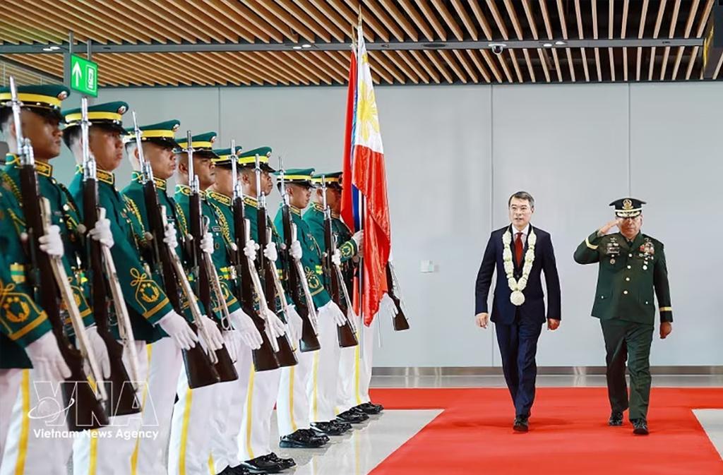 Prime Minister Le Minh Hung begins his participation in the 48th ASEAN Summit in Cebu, the Philippines. (Photo: VNA)
