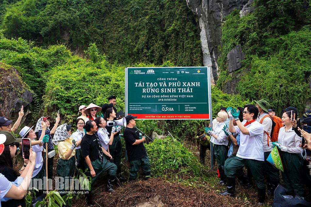 Artists and festival-goers plant trees at the Van Long Wetland Nature Reserve. (Photo: organising committee)