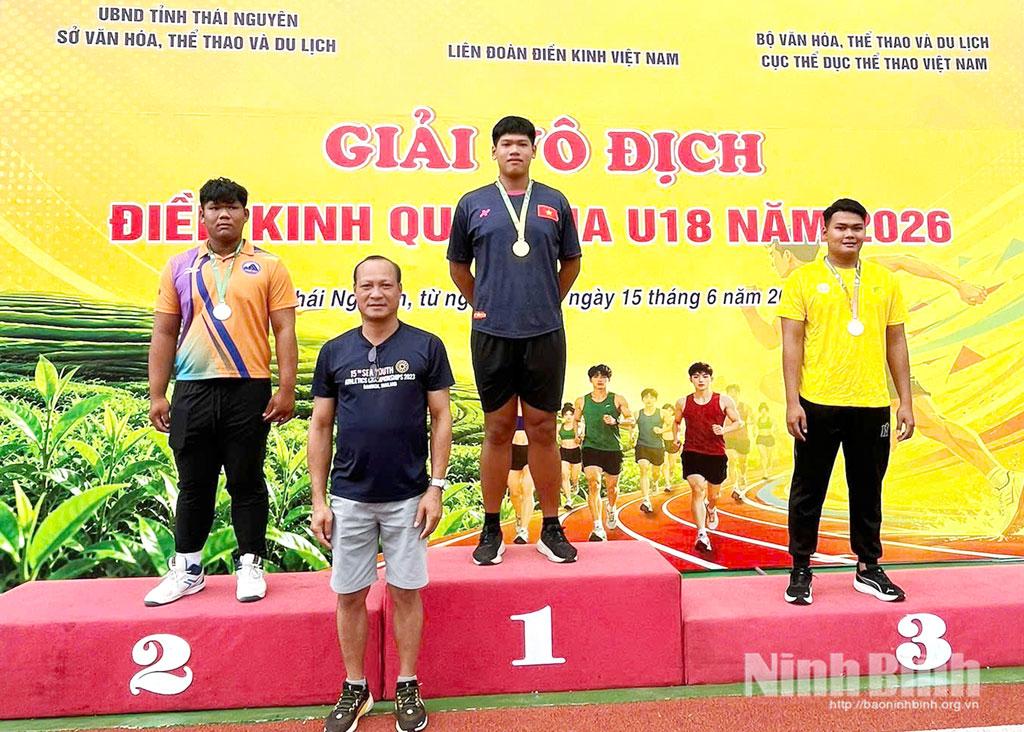 Lai Duc Anh wins two gold medals at weightlifting and discus throw events.