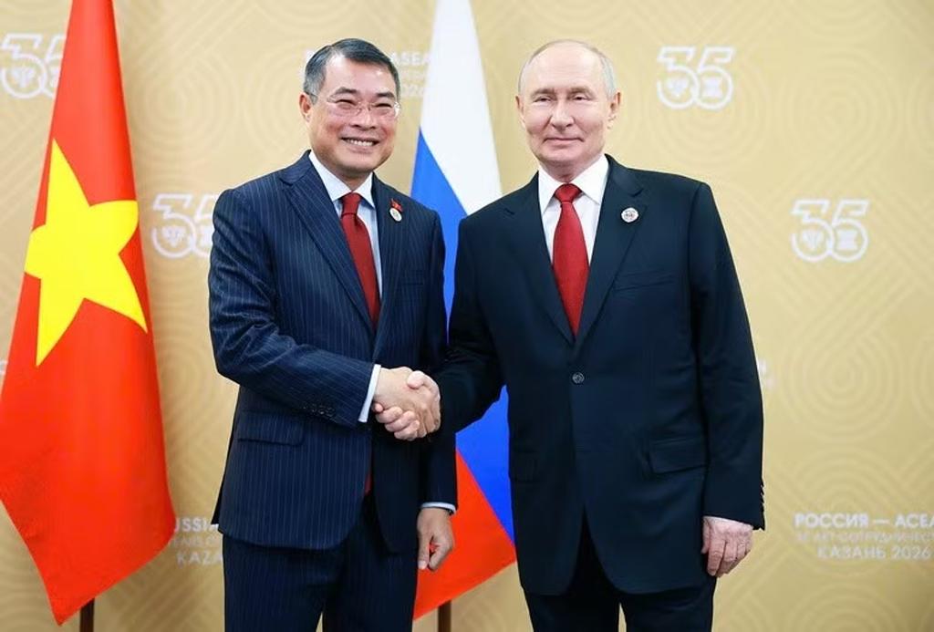 Prime Minister Le Minh Hung (L) and Russian President Vladimir Putin (Photo: VGP)