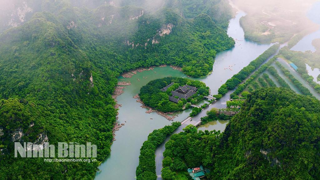 The Trang An Landscape Complex in Ninh Binh is the Southeast Asia’s only mixed world heritage property, celebrated for both its exceptional natural beauty and rich cultural significance. (Photo: VNA)