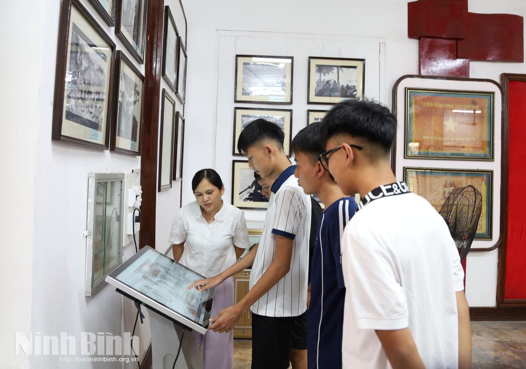 Vistors learn more information about display artifact in Ninh Binh museum.