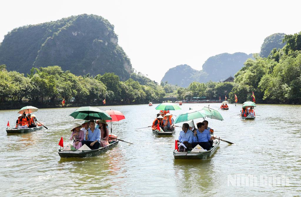The UNESCO delegation visits the Trang An Landscape Complex by boat.