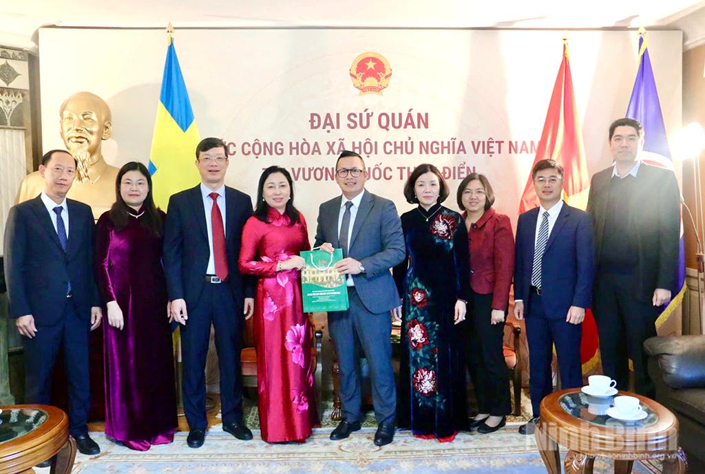 The delegation visit the Embassy of Vietnam in Sweden.