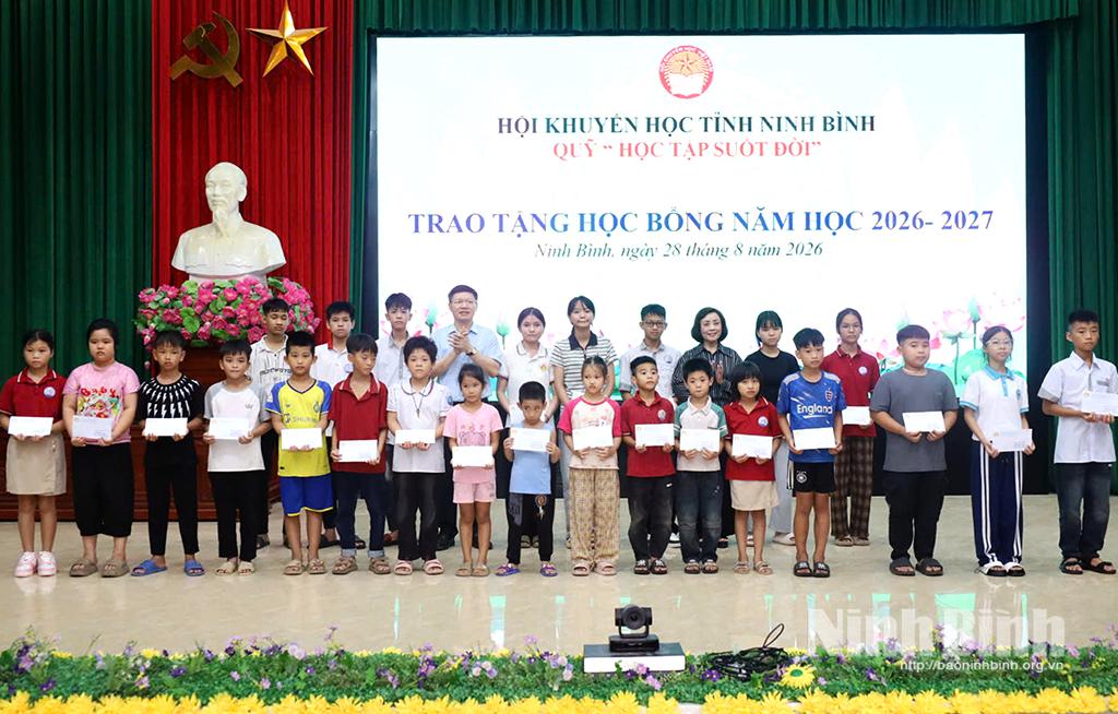 In the first nine months of 2026. Study promotion associations at provincial, grassroots, branch and clan levels raised and allocated more than 11 billion VND for scholarships and academic awards, benefiting 32,548 student recipients.