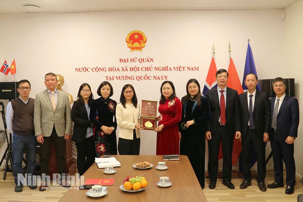 The delegation helds a working session with the Embassy of Vietnam in Norway.