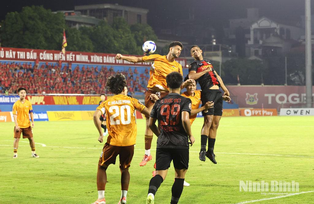 The hosts snatched the decisive goal in the 90+2 minute to seal an emotional 4-3 victory.
